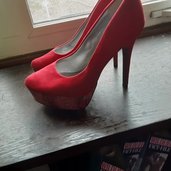 Red heels - Picture 3 of 7